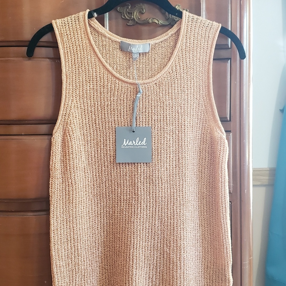 Sleeveless knit top